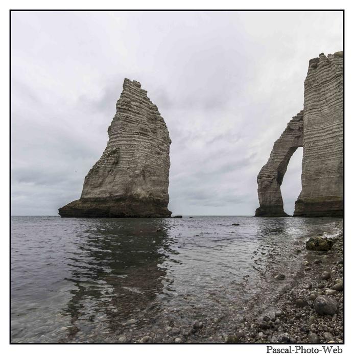 #Pascal-Photo-Web #Etretat #Paysage #Seine-Maritime #France #Litoral #Balnaire #Lupin #Falaise #Normandie #76 Galets #patrimoine #plage #touristique #mer