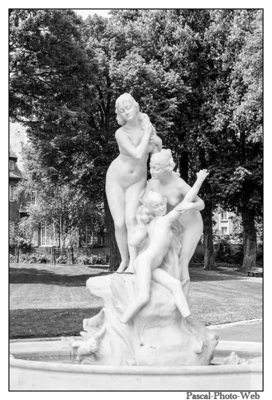#parc #autonme #noiretblanc #statue  #arbre #lehavre #pascal-photo-web #normandie #seine-maritime #76 #france #nord #ouest #patrimoine